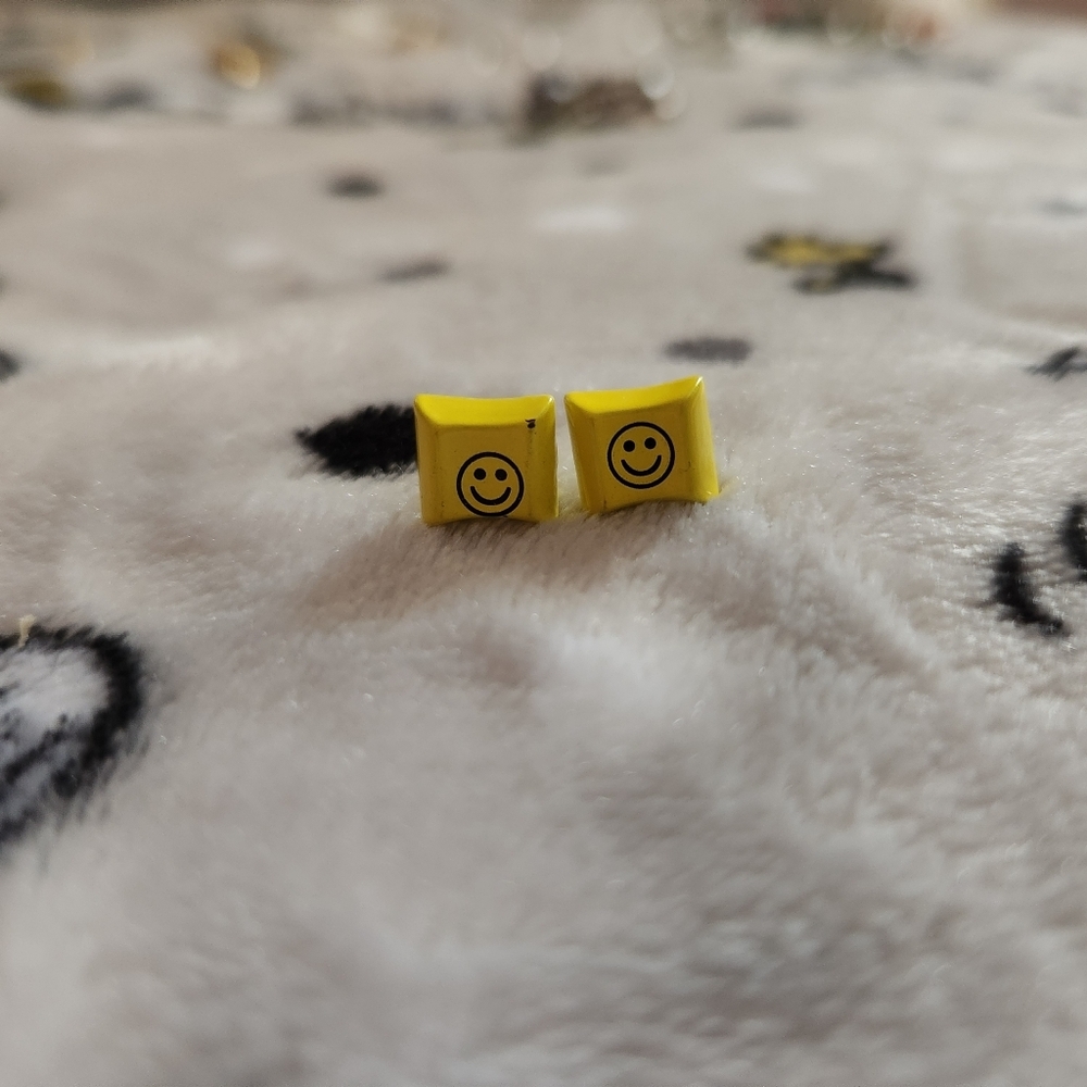 💙2/$8💙 Hot Topic Smiley Face Keyboard Key Earrings